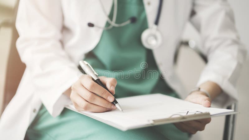 Γιατρός ιατρικός και έννοια υγειονομικής περίθαλψης στοκ εικόνα με δικαίωμα ελεύθερης χρήσης Γιατρός ιατρικός και έννοια υγειονομικής περίθαλψης στοκ εικόνα με δικαίωμα ελεύθερης χρήσης