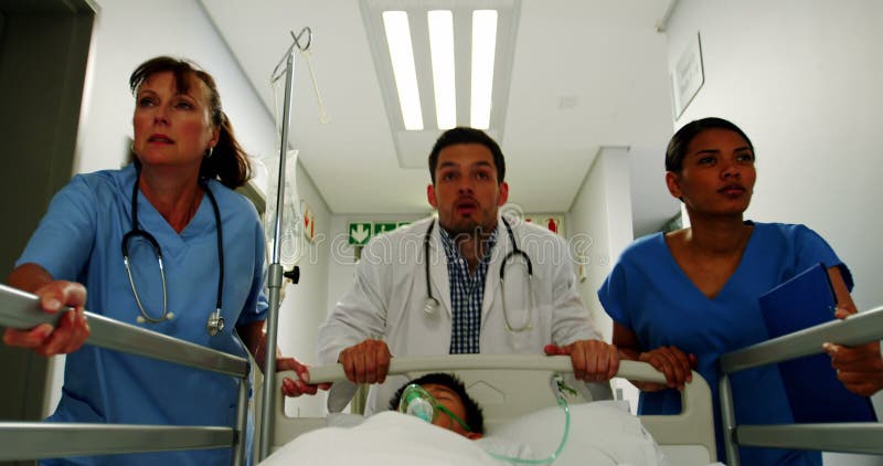 Γιατρός και νοσοκόμα που ορμούν έναν ασθενή στο θάλαμο έκτακτης ανάγκης