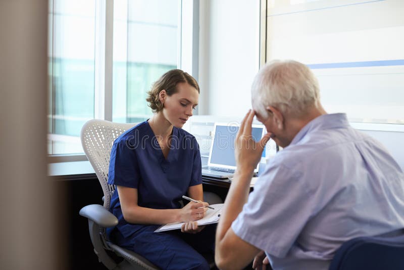 Γιατρός σε διαβούλευση με έναν λυπημένο άνδρα ασθενή στοκ φωτογραφία με δικαίωμα ελεύθερης χρήσης