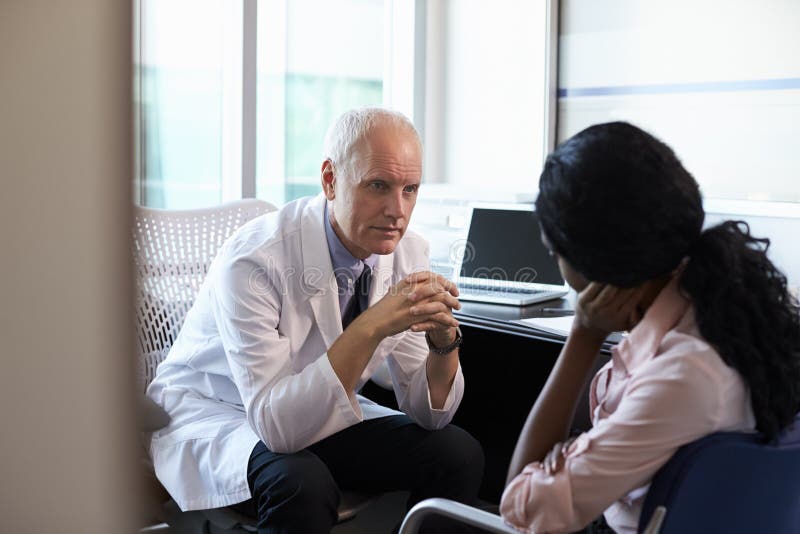 Γιατρός κατόπιν διαβουλεύσεων με τον καταθλιπτικό θηλυκό ασθενή στοκ εικόνα με δικαίωμα ελεύθερης χρήσης