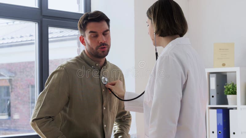 γιατρός με stethoscope και άνδρας στο νοσοκομείο