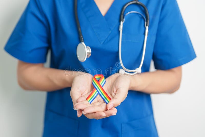 Γιατρός με κορδέλα ΛΟΑΤΚΙ Rainbow για την υποστήριξη της λεσβιακής κοινότητας ομοφυλόφιλων αμφιφυλόφιλων τρανσέξουαλ και κουήρ και στοκ φωτογραφία με δικαίωμα ελεύθερης χρήσης