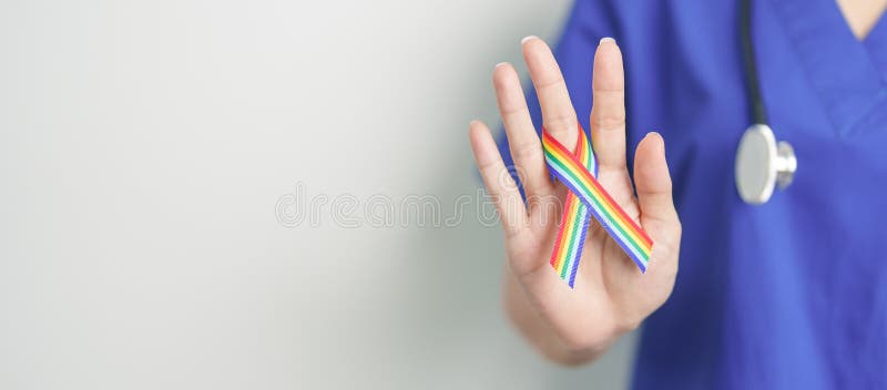 Γιατρός με κορδέλα ΛΟΑΤΚΙ Rainbow για την υποστήριξη της λεσβιακής κοινότητας ομοφυλόφιλων αμφιφυλόφιλων τρανσέξουαλ και κουήρ και στοκ εικόνες