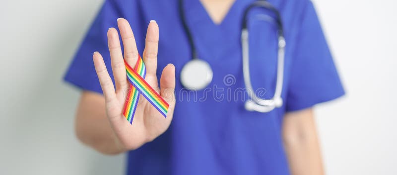 Γιατρός με κορδέλα ΛΟΑΤΚΙ Rainbow για την υποστήριξη της λεσβιακής κοινότητας ομοφυλόφιλων αμφιφυλόφιλων τρανσέξουαλ και κουήρ και στοκ εικόνα με δικαίωμα ελεύθερης χρήσης