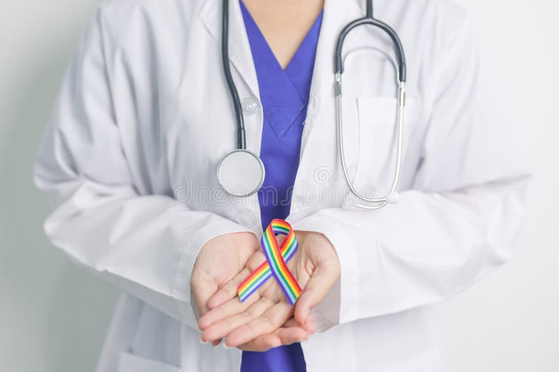 Γιατρός με κορδέλα ΛΟΑΤΚΙ Rainbow για την υποστήριξη της λεσβιακής κοινότητας ομοφυλόφιλων αμφιφυλόφιλων τρανσέξουαλ και κουήρ και στοκ εικόνες