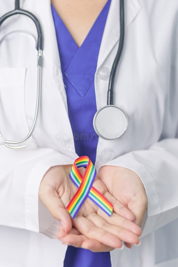 Γιατρός με κορδέλα ΛΟΑΤΚΙ Rainbow για την υποστήριξη της λεσβιακής κοινότητας ομοφυλόφιλων αμφιφυλόφιλων τρανσέξουαλ και κουήρ και στοκ φωτογραφίες με δικαίωμα ελεύθερης χρήσης
