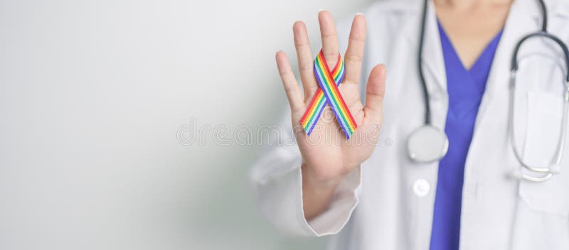 Γιατρός με κορδέλα ΛΟΑΤΚΙ Rainbow για την υποστήριξη της λεσβιακής κοινότητας ομοφυλόφιλων αμφιφυλόφιλων τρανσέξουαλ και κουήρ και στοκ φωτογραφία με δικαίωμα ελεύθερης χρήσης