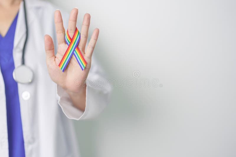 Γιατρός με κορδέλα ΛΟΑΤΚΙ Rainbow για την υποστήριξη της λεσβιακής κοινότητας ομοφυλόφιλων αμφιφυλόφιλων τρανσέξουαλ και κουήρ και στοκ εικόνα