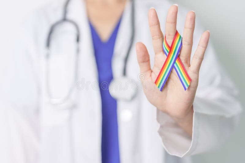 Γιατρός με κορδέλα ΛΟΑΤΚΙ Rainbow για την υποστήριξη της λεσβιακής κοινότητας ομοφυλόφιλων αμφιφυλόφιλων τρανσέξουαλ και κουήρ και στοκ εικόνα με δικαίωμα ελεύθερης χρήσης