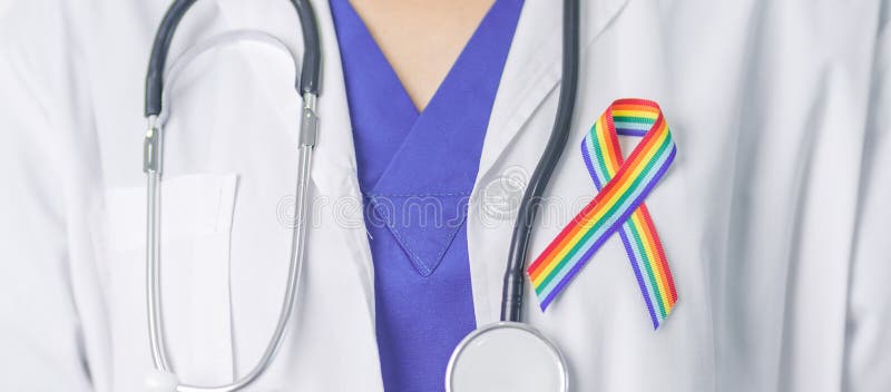 Γιατρός με κορδέλα ΛΟΑΤΚΙ Rainbow για την υποστήριξη της λεσβιακής κοινότητας ομοφυλόφιλων αμφιφυλόφιλων τρανσέξουαλ και κουήρ και στοκ φωτογραφία με δικαίωμα ελεύθερης χρήσης