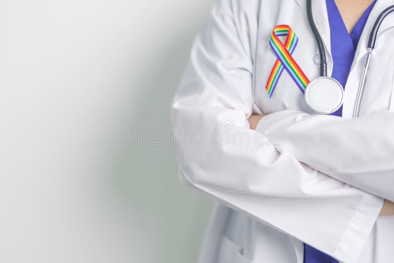Γιατρός με κορδέλα ΛΟΑΤΚΙ Rainbow για την υποστήριξη της λεσβιακής κοινότητας ομοφυλόφιλων αμφιφυλόφιλων τρανσέξουαλ και κουήρ και στοκ εικόνα