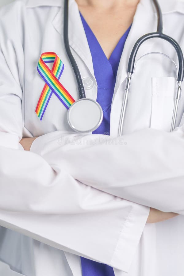 Γιατρός με κορδέλα ΛΟΑΤΚΙ Rainbow για την υποστήριξη της λεσβιακής κοινότητας ομοφυλόφιλων αμφιφυλόφιλων τρανσέξουαλ και κουήρ και στοκ φωτογραφία με δικαίωμα ελεύθερης χρήσης