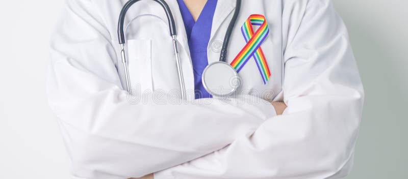 Γιατρός με κορδέλα ΛΟΑΤΚΙ Rainbow για την υποστήριξη της λεσβιακής κοινότητας ομοφυλόφιλων αμφιφυλόφιλων τρανσέξουαλ και κουήρ και στοκ φωτογραφία