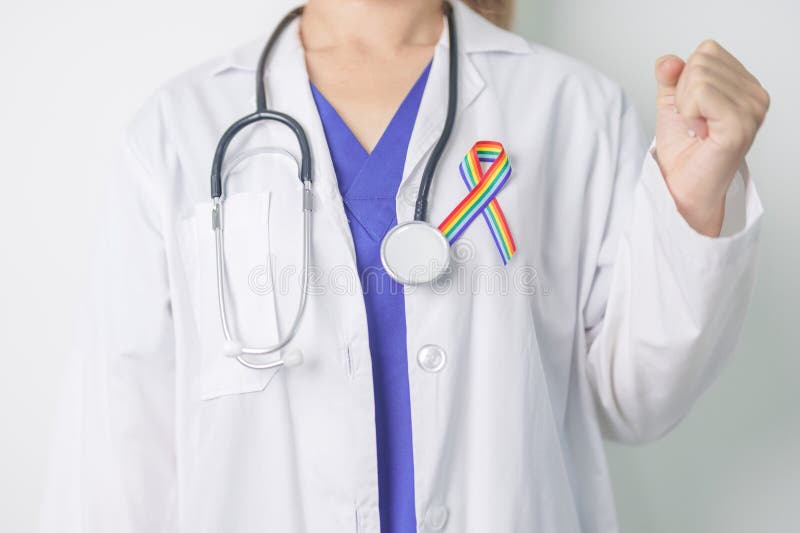 Γιατρός με κορδέλα ΛΟΑΤΚΙ Rainbow για την υποστήριξη της λεσβιακής κοινότητας ομοφυλόφιλων αμφιφυλόφιλων τρανσέξουαλ και κουήρ και στοκ φωτογραφίες με δικαίωμα ελεύθερης χρήσης