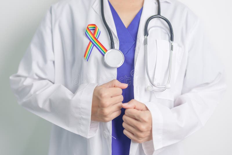 Γιατρός με κορδέλα ΛΟΑΤΚΙ Rainbow για την υποστήριξη της λεσβιακής κοινότητας ομοφυλόφιλων αμφιφυλόφιλων τρανσέξουαλ και κουήρ και στοκ εικόνες