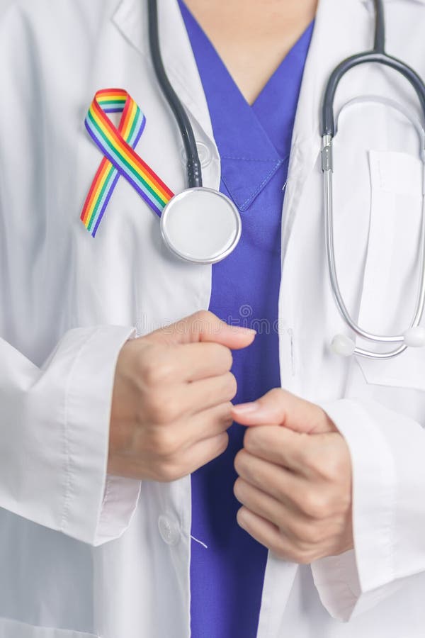 Γιατρός με κορδέλα ΛΟΑΤΚΙ Rainbow για την υποστήριξη της λεσβιακής κοινότητας ομοφυλόφιλων αμφιφυλόφιλων τρανσέξουαλ και κουήρ και στοκ εικόνα με δικαίωμα ελεύθερης χρήσης