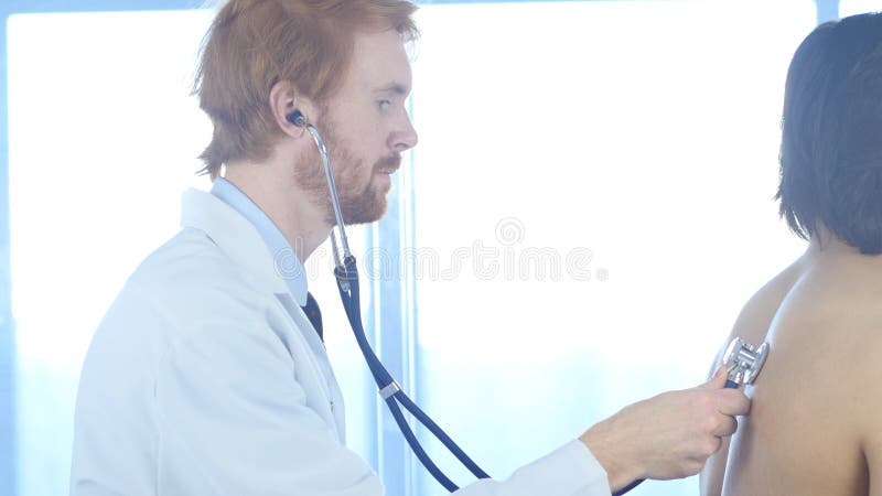 Γιατρός που ελέγχει τους πνεύμονες με το στηθοσκόπιο στοκ φωτογραφία με δικαίωμα ελεύθερης χρήσης Γιατρός που ελέγχει τους πνεύμονες με το στηθοσκόπιο στοκ φωτογραφία με δικαίωμα ελεύθερης χρήσης