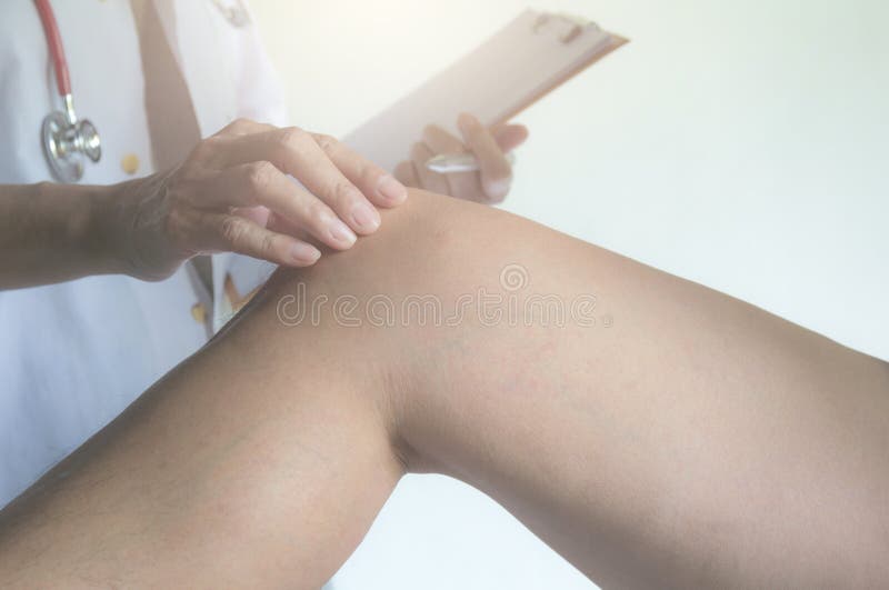 Γιατρός που εξετάζει το πόδι ατόμων στο νοσοκομείο Checki φυσιοθεραπευτών στοκ εικόνα Γιατρός που εξετάζει το πόδι ατόμων στο νοσοκομείο Checki φυσιοθεραπευτών στοκ εικόνα