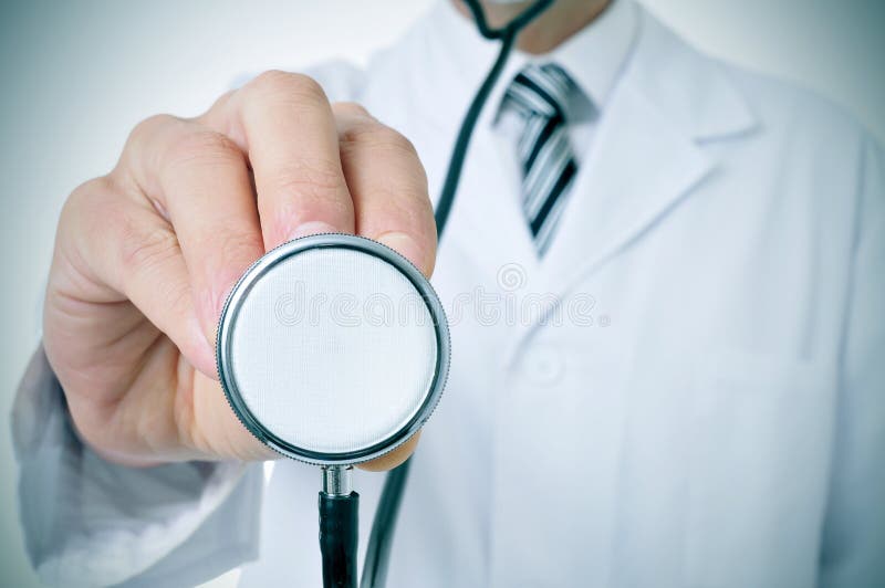 Γιατρός που χρησιμοποιεί ένα στηθοσκόπιο στοκ εικόνα Γιατρός που χρησιμοποιεί ένα στηθοσκόπιο στοκ εικόνα