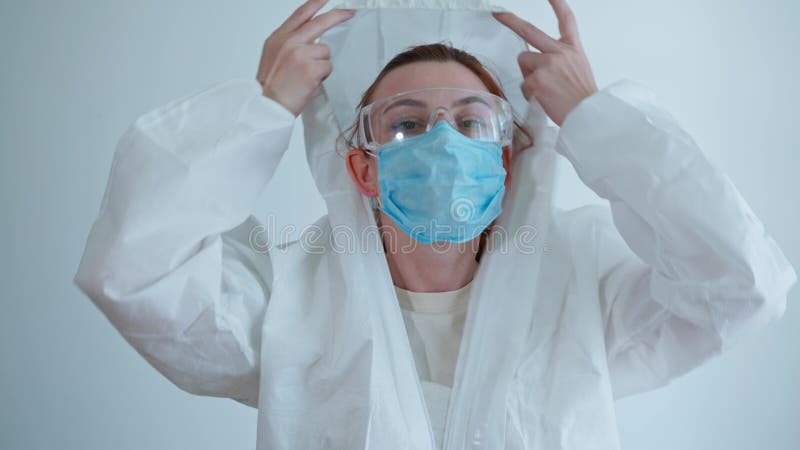 γιατρός στην εργασία γυναίκα υπάλληλος ιατρικού προσωπικού με γάντια φοράει προστατευτική μάσκα και γυαλιά κατά τη διάρκεια πανδημ απόθεμα βίντεο