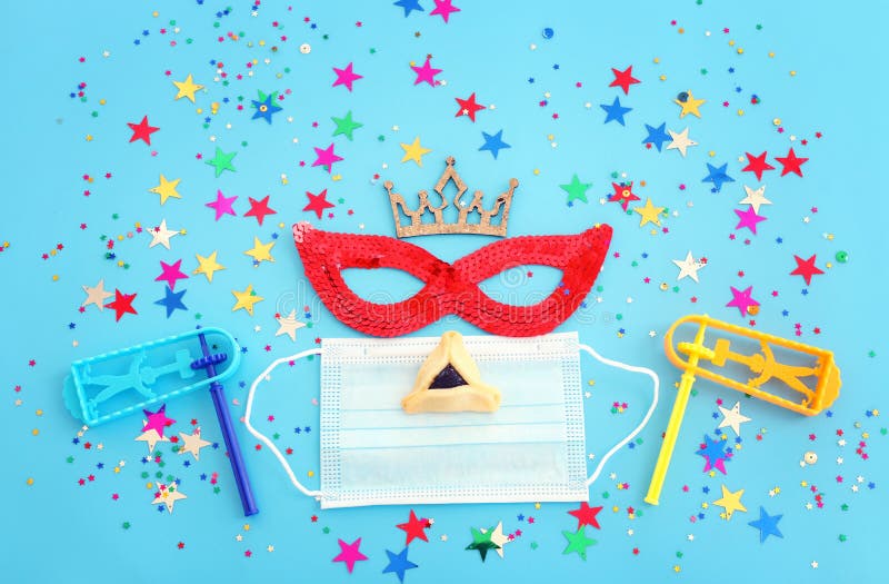 γιορτή purim ιδέα εβραϊκό καρναβάλι πάνω από ξύλινο λευκό φόντο. επίπεδη προβολή.