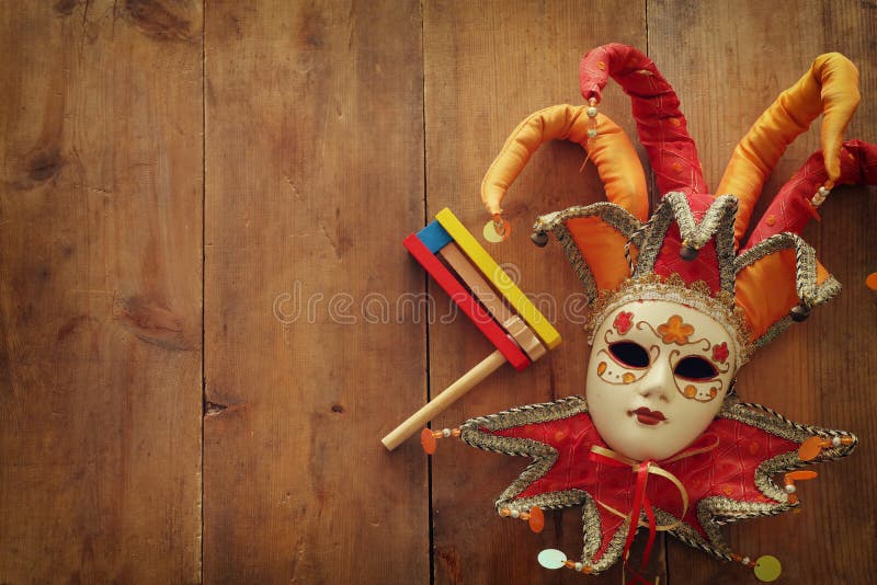 γιορτή purim ιδέα εβραϊκό καρναβάλι πάνω από ξύλινο φόντο. επίπεδη προβολή στοκ εικόνες