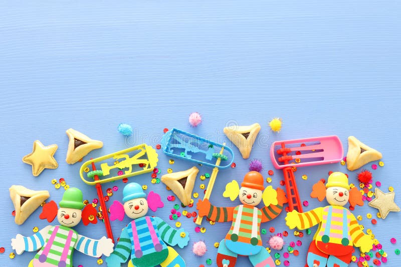 γιορτή purim ιδέα εβραϊκό καρναβάλι πάνω σε μπλε ξύλινο φόντο. επίπεδη προβολή στοκ εικόνες