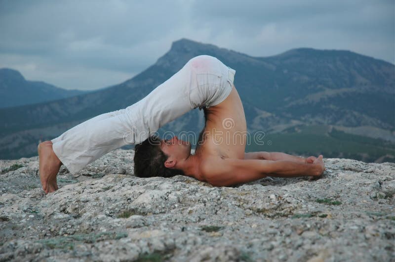 γιόγκα hatha halasana στοκ φωτογραφία με δικαίωμα ελεύθερης χρήσης γιόγκα hatha halasana στοκ φωτογραφία με δικαίωμα ελεύθερης χρήσης