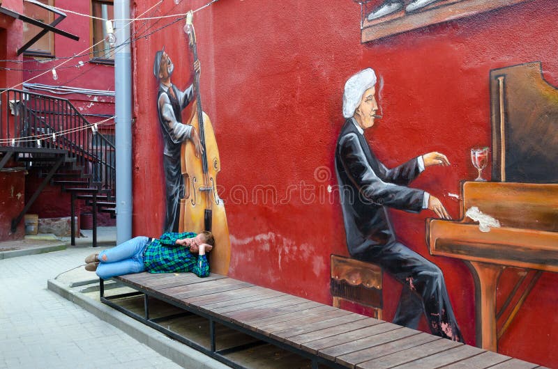 Γκράφιτι στον τοίχο του pianist σπιτιών, βιολοντσελίστας, κόκκινο ναυπηγείο, Μινσκ, Λευκορωσία στοκ εικόνες με δικαίωμα ελεύθερης χρήσης Γκράφιτι στον τοίχο του pianist σπιτιών, βιολοντσελίστας, κόκκινο ναυπηγείο, Μινσκ, Λευκορωσία στοκ εικόνες με δικαίωμα ελεύθερης χρήσης