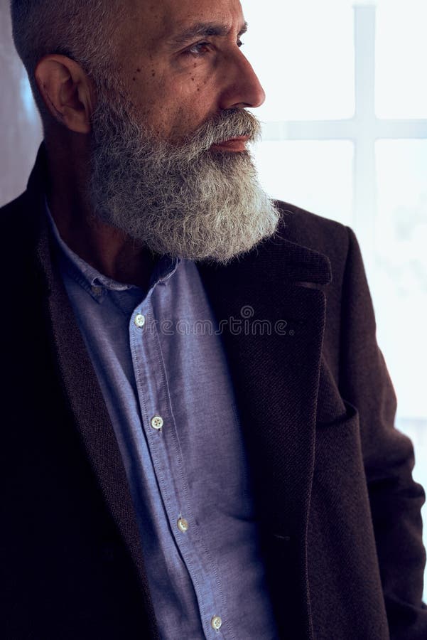 Γκρίζα θαμνώδης γενειάδα του ώριμου ατόμου στοκ εικόνες