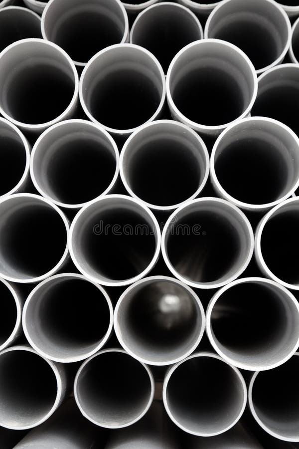 Γκρίζοι πλαστικοί σωλήνες σωλήνων PVC που συσσωρεύονται στις σειρές στοκ φωτογραφίες με δικαίωμα ελεύθερης χρήσης