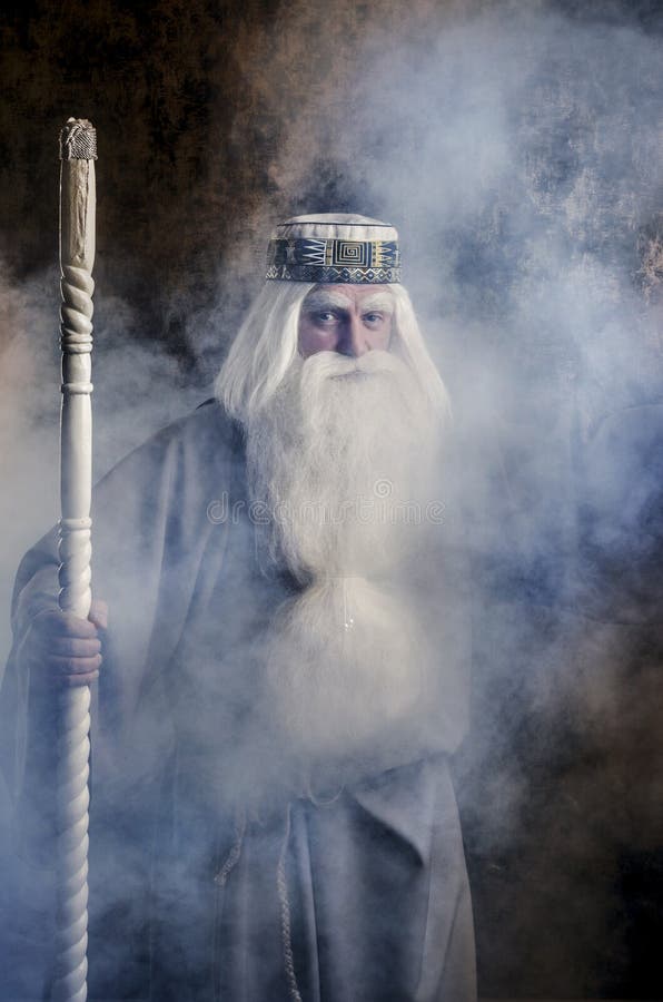 γκρι μανικετόκουμπα και ζοφερός οδηγός σε γκρι μανδύα στοκ εικόνες με δικαίωμα ελεύθερης χρήσης
