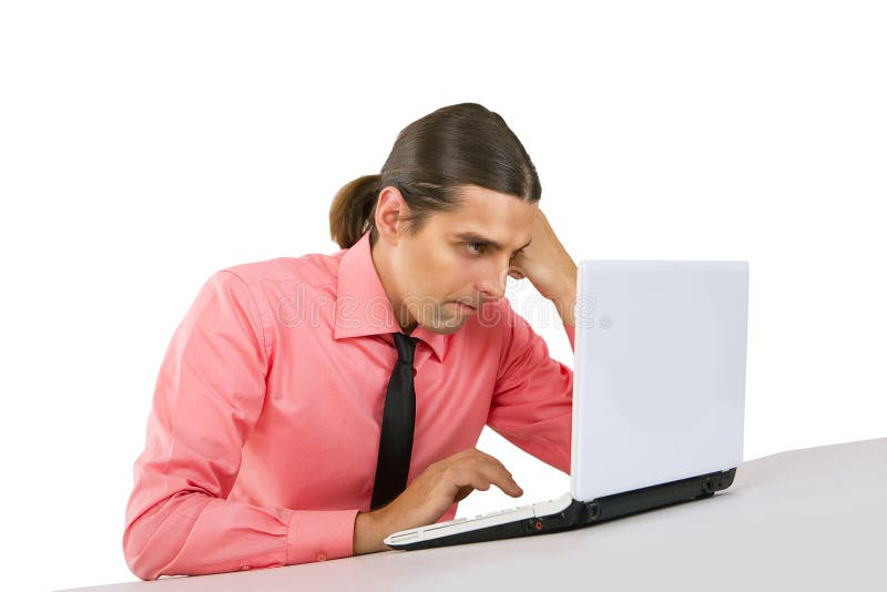 0 γκρινιάρης νεαρός άνδρας με το lap-top που εξετάζει το όργανο ελέγχου άνω του W στοκ φωτογραφία 0 γκρινιάρης νεαρός άνδρας με το lap-top που εξετάζει το όργανο ελέγχου άνω του W στοκ φωτογραφία