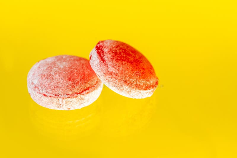Γλυκά lollipops που ψεκάζονται σε ένα κίτρινο υπόβαθρο στοκ φωτογραφία με δικαίωμα ελεύθερης χρήσης Γλυκά lollipops που ψεκάζονται σε ένα κίτρινο υπόβαθρο στοκ φωτογραφία με δικαίωμα ελεύθερης χρήσης