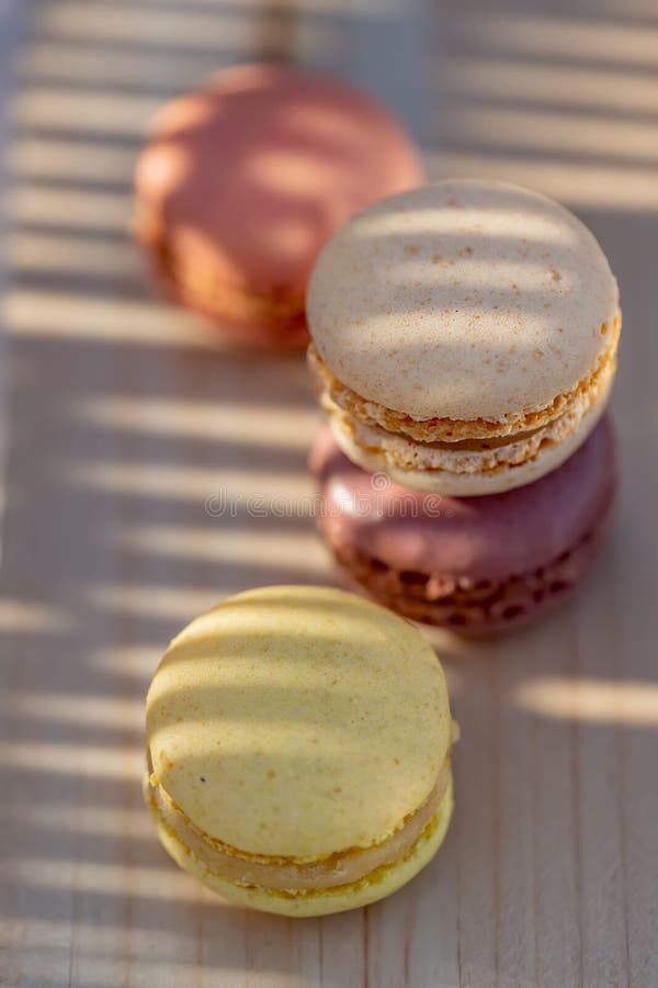 Γλυκά γαλλικά χρωματισμένα macaroons σε έναν αγροτικό ξύλινο πίνακα Εύγευστα γλυκά για το τσάι στοκ φωτογραφίες με δικαίωμα ελεύθερης χρήσης Γλυκά γαλλικά χρωματισμένα macaroons σε έναν αγροτικό ξύλινο πίνακα Εύγευστα γλυκά για το τσάι στοκ φωτογραφίες με δικαίωμα ελεύθερης χρήσης