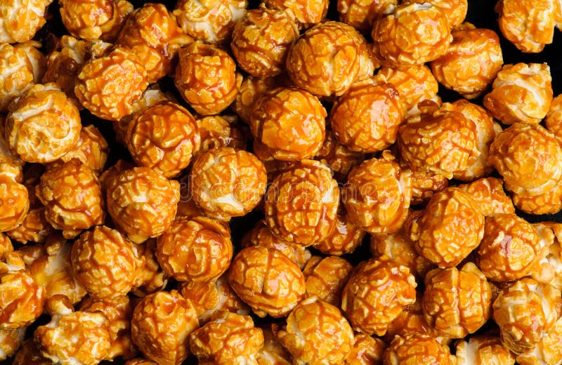 γλυκό popcorn κρέμας καραμέλας στο μαύρο υπόβαθρο στοκ φωτογραφία με δικαίωμα ελεύθερης χρήσης