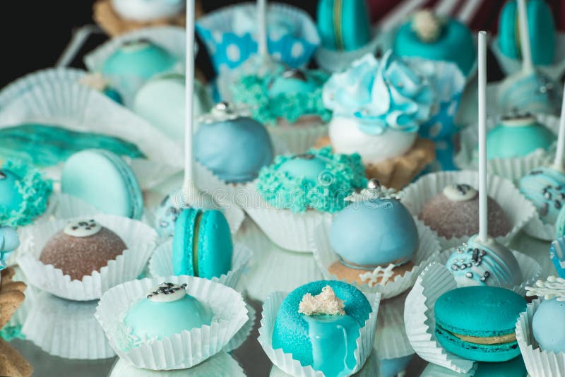 Γλυκό ζωηρόχρωμο tiffany χρωματισμένο μπλε macaron αμυγδάλων ή macaroon κέικ επιδορπίων Γαλλικό γλυκό μπισκότο Ελάχιστη έννοια αρ στοκ εικόνες με δικαίωμα ελεύθερης χρήσης Γλυκό ζωηρόχρωμο tiffany χρωματισμένο μπλε macaron αμυγδάλων ή macaroon κέικ επιδορπίων Γαλλικό γλυκό μπισκότο Ελάχιστη έννοια αρ στοκ εικόνες με δικαίωμα ελεύθερης χρήσης