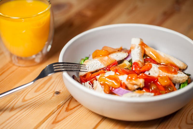 Γλυκόπικρος φυτικός stirfry κοτόπουλου Υγιές λίγων θερμίδων LU στοκ φωτογραφία με δικαίωμα ελεύθερης χρήσης