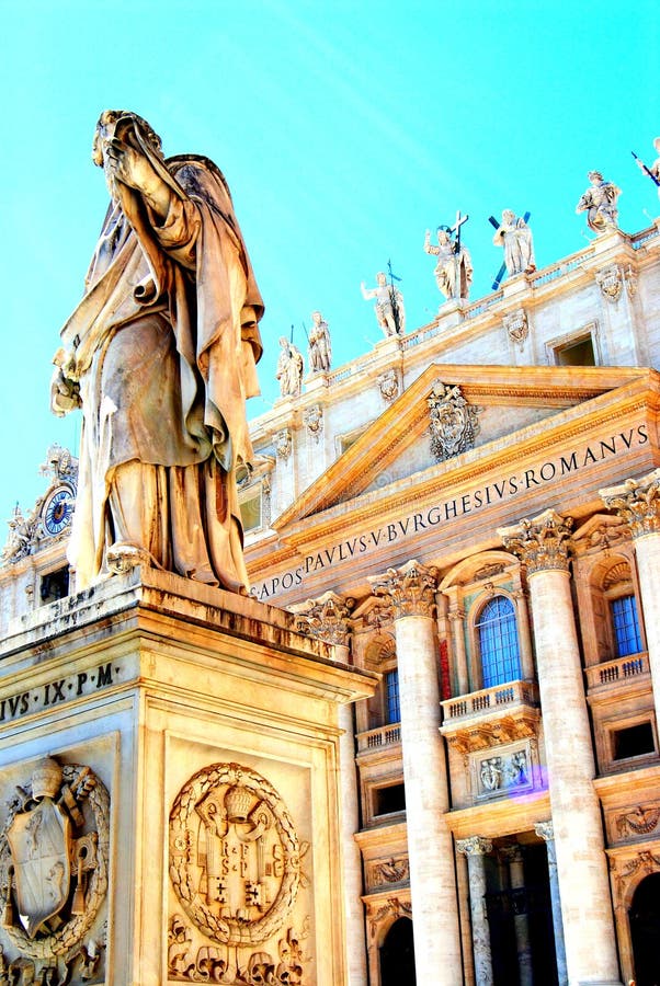 Γλυπτά στον καθεδρικό ναό του ST Peter, πόλη του Βατικανού, Ρώμη, Ιταλία στοκ εικόνα με δικαίωμα ελεύθερης χρήσης Γλυπτά στον καθεδρικό ναό του ST Peter, πόλη του Βατικανού, Ρώμη, Ιταλία στοκ εικόνα με δικαίωμα ελεύθερης χρήσης