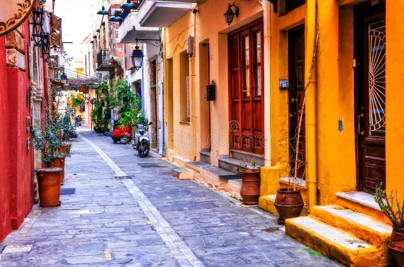 Γοητευτικές ζωηρόχρωμες οδοί της παλαιάς πόλης σε Rethymno, νησί της Κρήτης, στοκ φωτογραφία Γοητευτικές ζωηρόχρωμες οδοί της παλαιάς πόλης σε Rethymno, νησί της Κρήτης, στοκ φωτογραφία