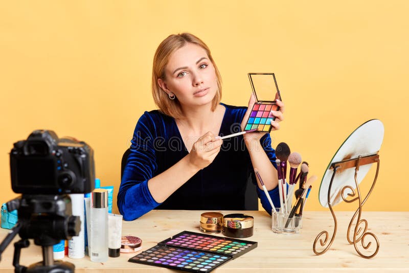 Γοητευτική νεαρή blogger που εργάζεται σε περιεχόμενο για προσωπικό ιστολόγιο ομορφιάς στοκ φωτογραφία με δικαίωμα ελεύθερης χρήσης Γοητευτική νεαρή blogger που εργάζεται σε περιεχόμενο για προσωπικό ιστολόγιο ομορφιάς στοκ φωτογραφία με δικαίωμα ελεύθερης χρήσης