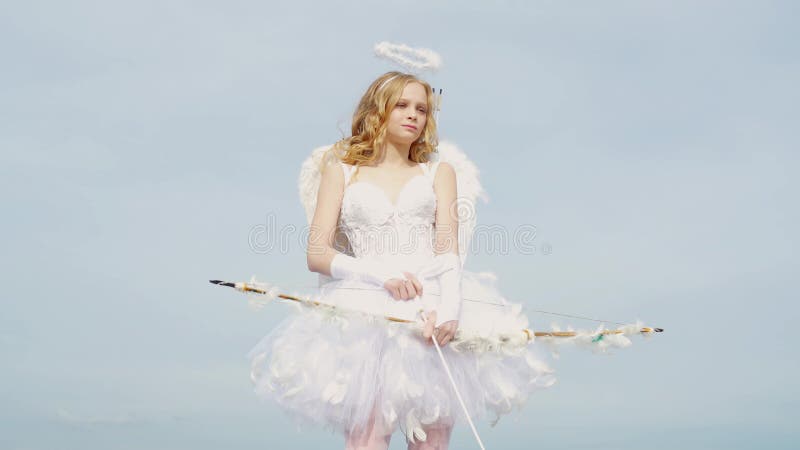 Γοητευτικός το σγουρό μικρό κορίτσι στο άσπρα φόρεμα και τα φτερά - κορίτσι αγγέλου cupid Κάρτα δώρων ημέρας βαλεντίνων - έφηβος