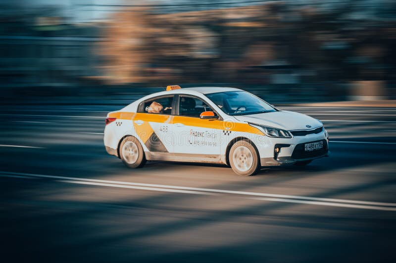 γρήγορα κινούμενος yandex μετάβαση ταξί στους δρόμους της μόσχας. λευκός οδηγός ταξί που οδηγεί στο δρόμο με μεγάλη ταχύτητα στοκ εικόνες
