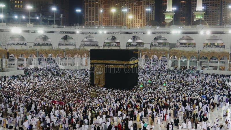 Γρήγορη προώθηση μουσουλμάνων προσκυνητών πραγματοποιούν κυκλοφοριακή μετάδοση της μαύρης πέτρας ή Kaaba στη Μέκκα της Σαουδικής