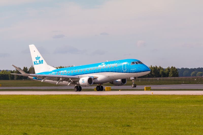 Γραμμή KLM αεροπλάνων που προσγειώνεται στον αερολιμένα του Lech Walesa στοκ εικόνα Γραμμή KLM αεροπλάνων που προσγειώνεται στον αερολιμένα του Lech Walesa στοκ εικόνα