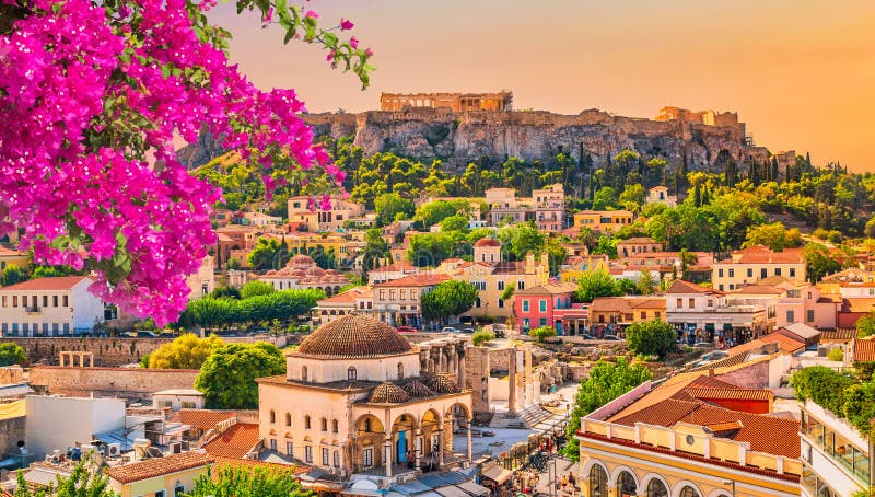 γραμμή αθηνών με πλατεία μοναστηρακίου και λόφο ακρόπολης κατά τη διάρκεια του ηλιοβασινού. ελλάδα. ροζ λουλούδι μπουκανιλλέα στοκ εικόνα με δικαίωμα ελεύθερης χρήσης