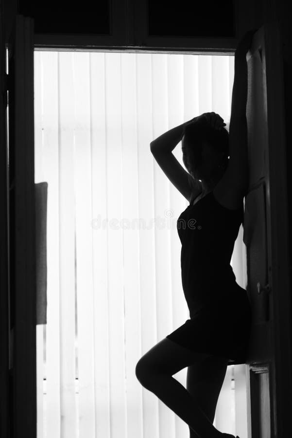 Γραπτή σκιαγραφία ενός κοριτσιού σε ένα άσπρο ελαφρύ κλίμα στοκ εικόνες με δικαίωμα ελεύθερης χρήσης Γραπτή σκιαγραφία ενός κοριτσιού σε ένα άσπρο ελαφρύ κλίμα στοκ εικόνες με δικαίωμα ελεύθερης χρήσης