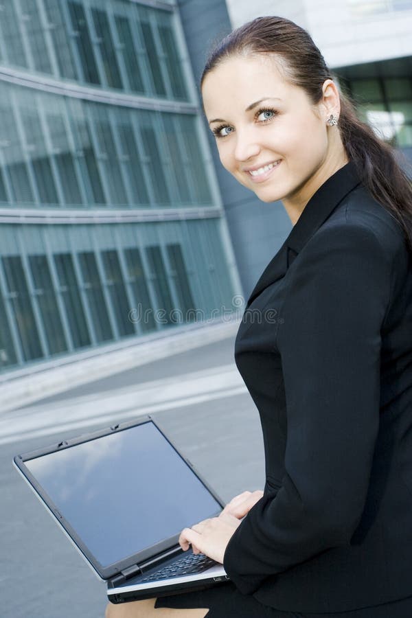 γραφείο lap-top επιχειρηματιών έξω από τη χρησιμοποίηση στοκ εικόνα