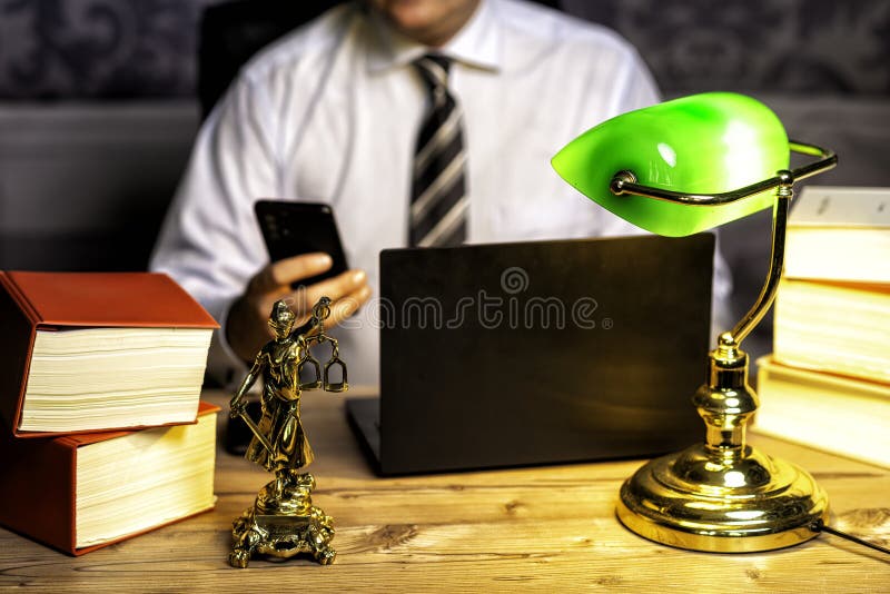 γραφείο δικηγόρου με άγαλμα της Δικαιοσύνης, της θεάς Ιουστίτια, στο γραφείο στοκ φωτογραφίες με δικαίωμα ελεύθερης χρήσης