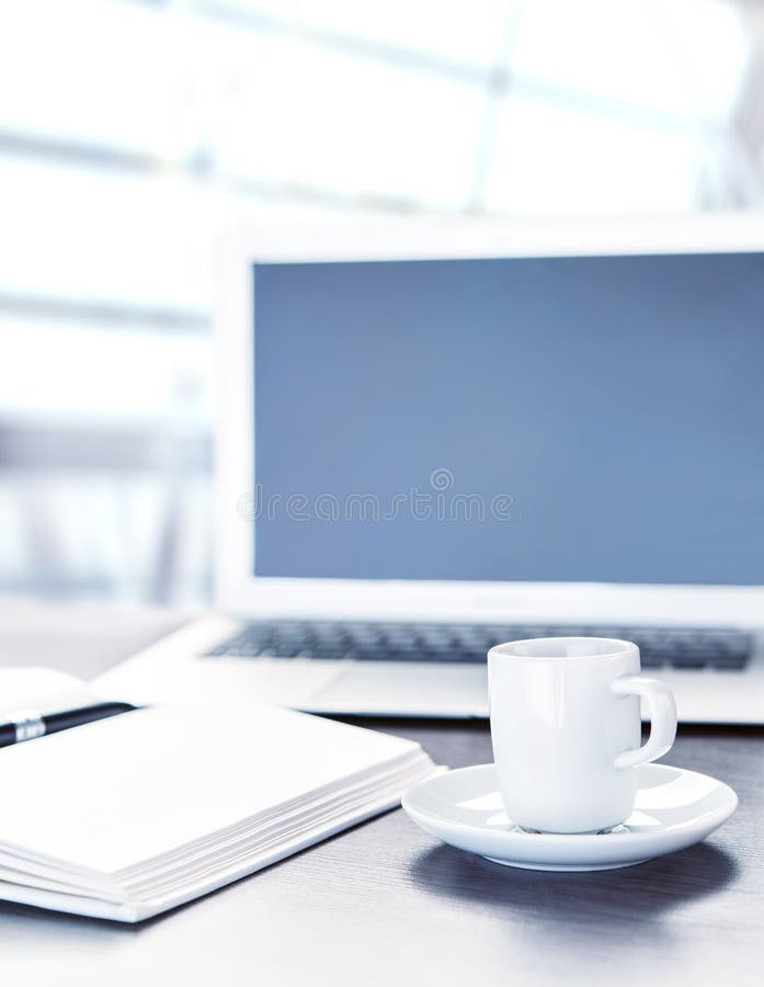 Γραφείο εργασίας με ένα lap-top υπολογιστών φλιτζανιών του καφέ, σημειωματάριο, μάνδρα στοκ φωτογραφία με δικαίωμα ελεύθερης χρήσης Γραφείο εργασίας με ένα lap-top υπολογιστών φλιτζανιών του καφέ, σημειωματάριο, μάνδρα στοκ φωτογραφία με δικαίωμα ελεύθερης χρήσης
